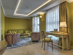 Luxury Suite, 1 Queen bed and 1 Sofa, City View | Khu phòng khách | TV màn hình phẳng 