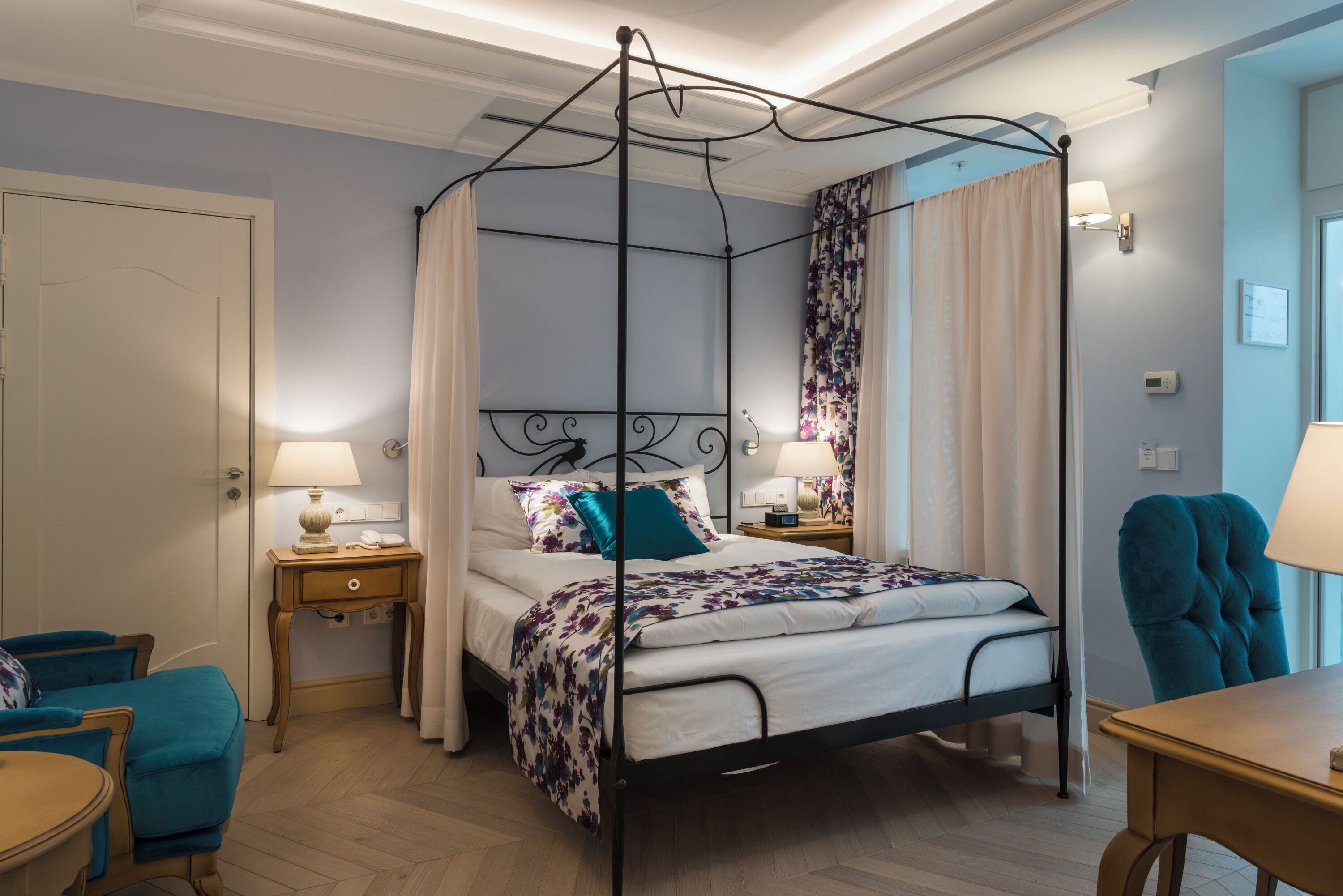 Superior Double Room, Inner hotel space view | خزنة داخل الغرفة وتجهيزات عازلة للصوت وواي فاي مجانًا وملاءات أسرّة