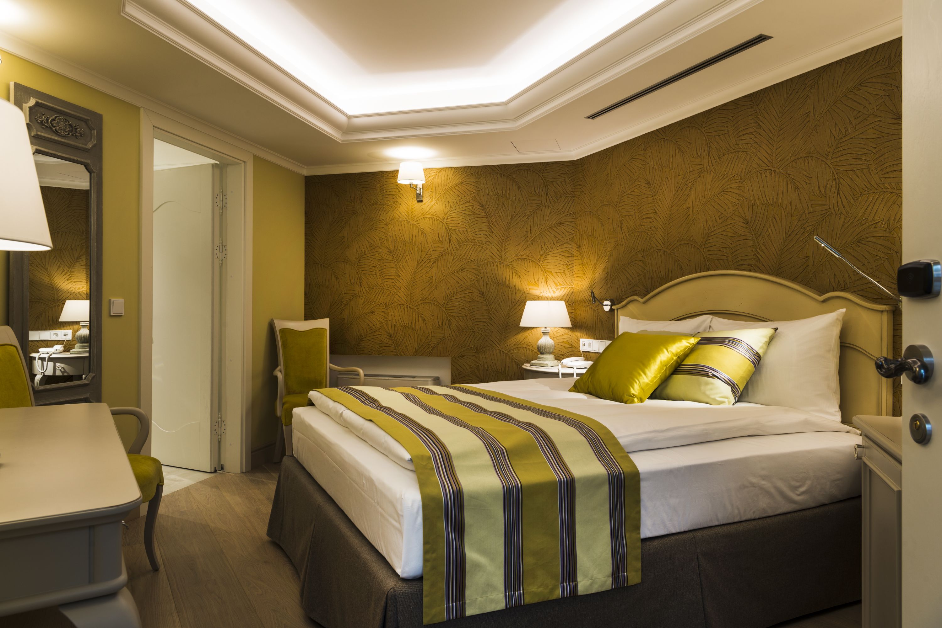 small double room, no windows | 1 bedroom, in-room safe, soundproofing, free wifi