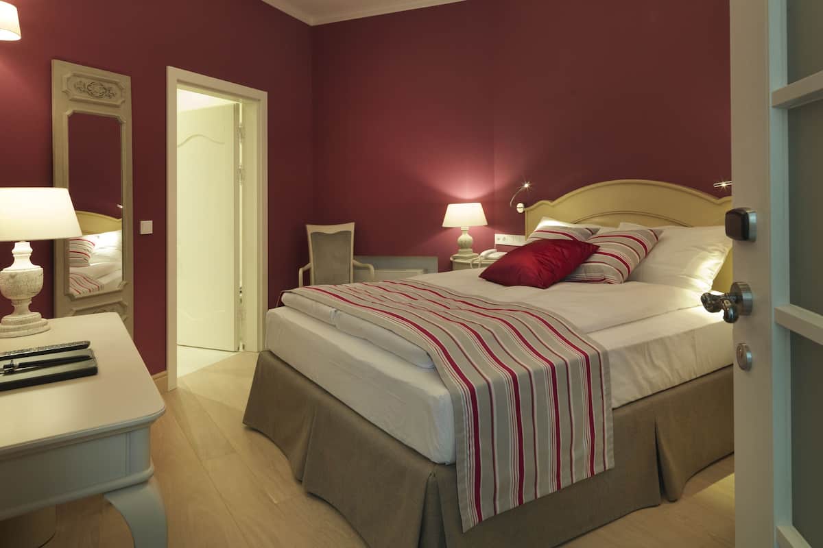 Small Double room, No windows | 1 bedroom, in-room safe, soundproofing, free WiFi