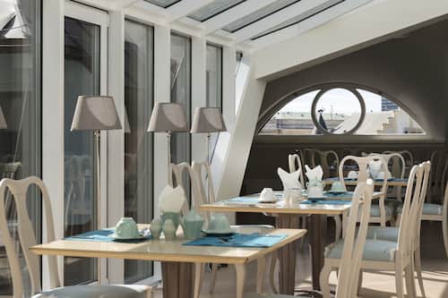 Petit déjeuner buffet servi tous les jours en supplément