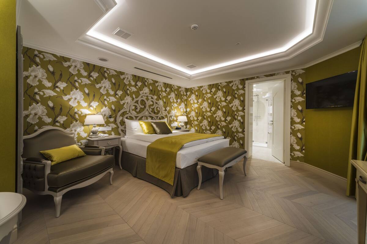 superior double room, inner hotel space view | 1 bedroom, in-room safe, soundproofing, free wifi