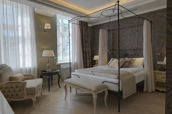 Deluxe dubbelrum - 1 queensize-sÀng - utsikt mot staden | 1 sovrum, vÀrdeförvaringsskÄp pÄ rummet, ljudisolering och gratis wi-fi