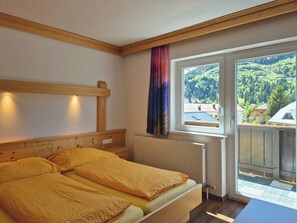 Double Room, Balcony, Mountain View | In-room safe, free WiFi, bed sheets - Alpenpension Gastein (Bad Gastein)