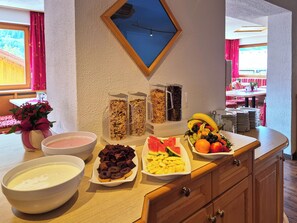Desayuno buffet diario (EUR 18 por persona)
