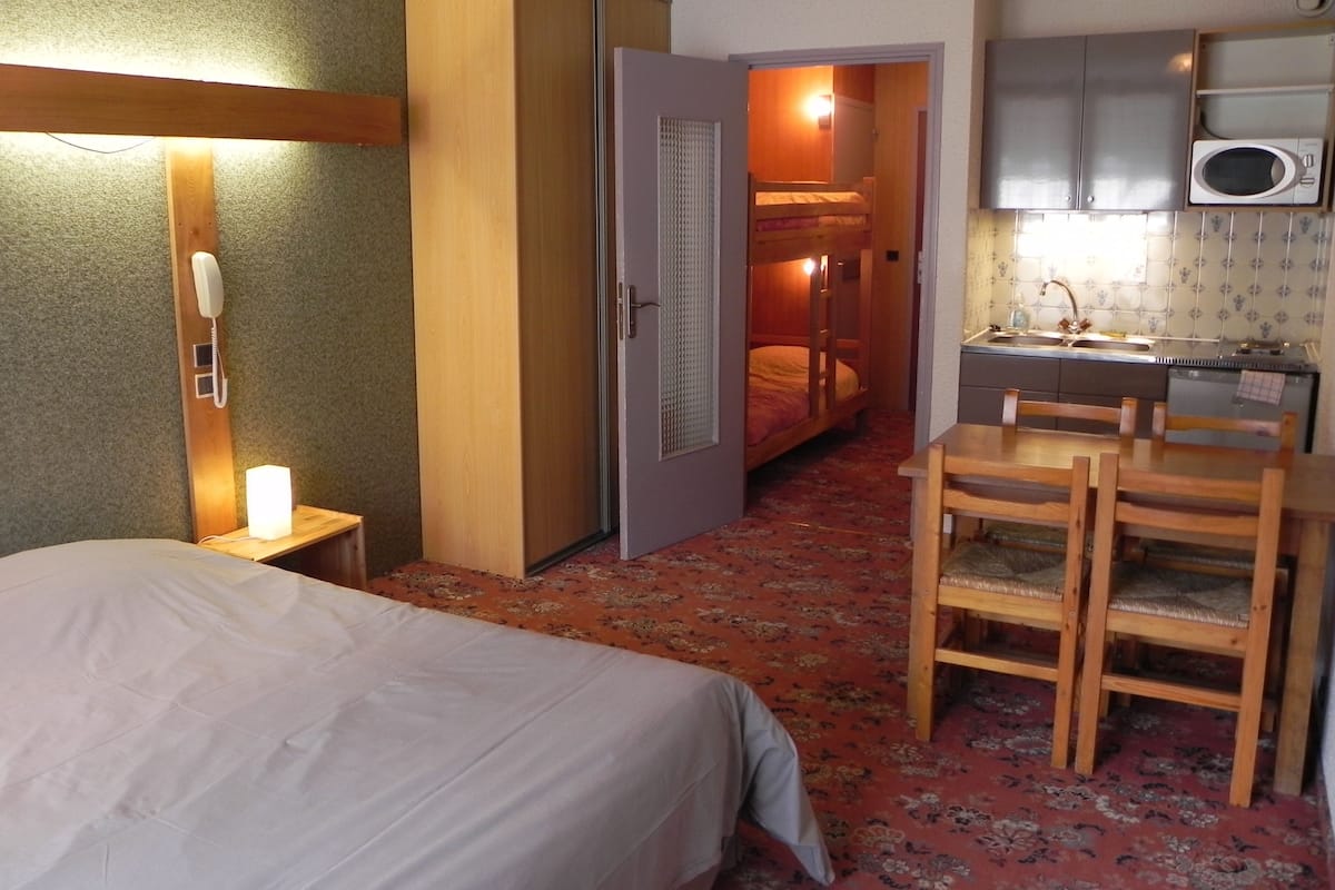 fridge, microwave, cookware/dishes/utensils