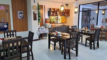 Desayuno de cocina local todos los días (con cargo)