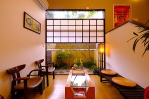Lobby sitting area - Good Stay Mizuho (Usa)