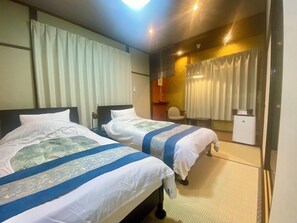 Suite Deluxe, 2 habitaciones, vista al jardín (Non Smoking) | Cortinas blackout y wifi gratis 