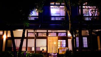 Façade de l’hébergement - soirée/nuit