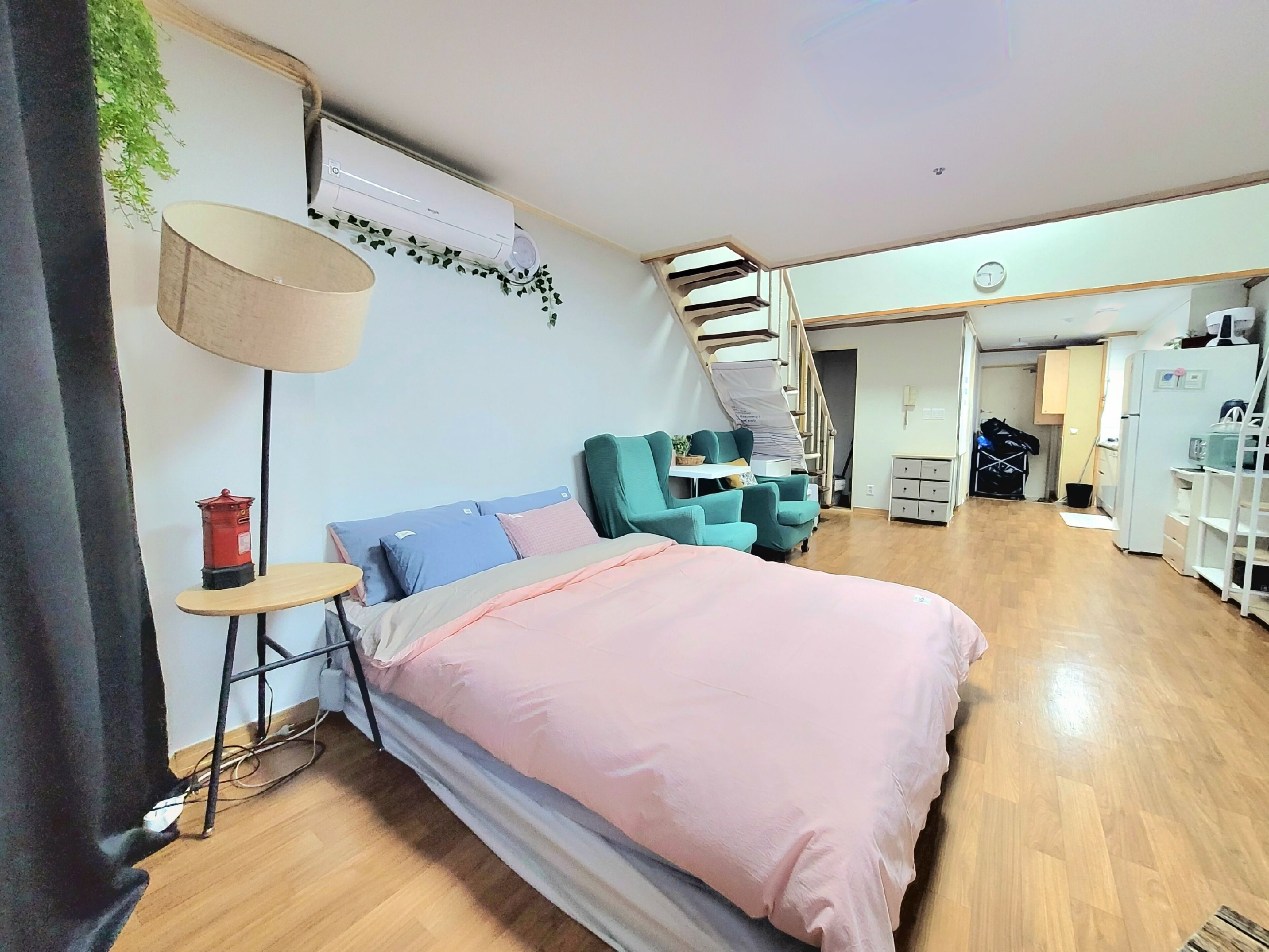 Perheparitalo, 2 makuuhuonetta, lemmikit sallittu, järvinäköala | 1 makuuhuone, ylelliset vuodevaatteet, untuvapeitot