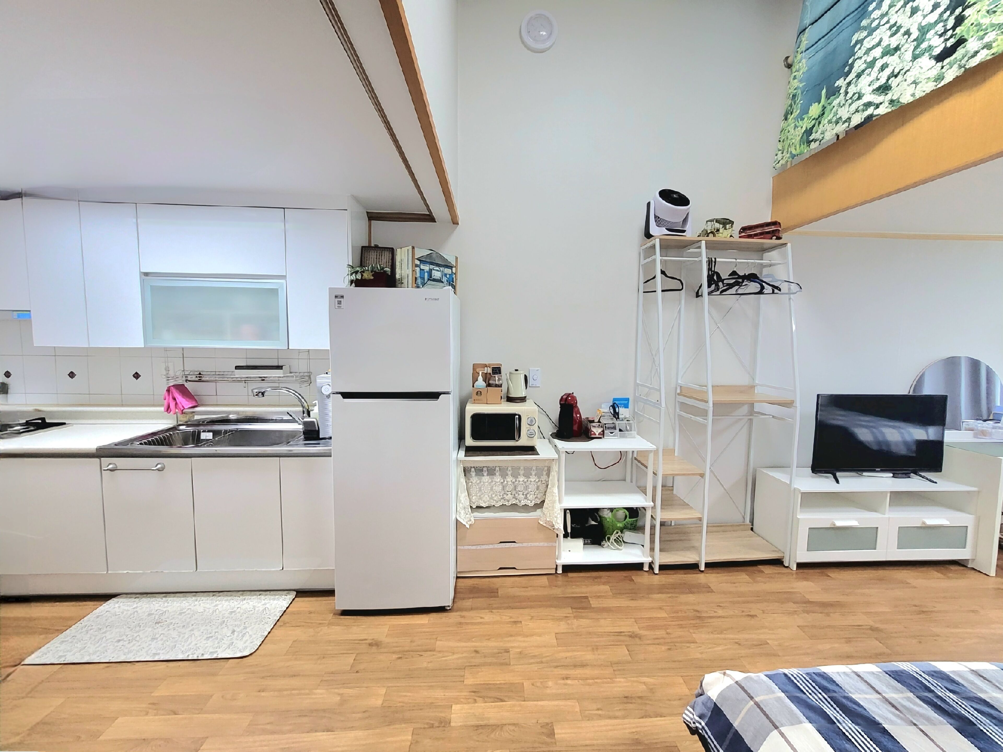 Business Duplex, 2 Bedrooms, Pets Allowed, Lake View | Living area | 42-inch flat-screen TV with digital channels, TV, heated floors