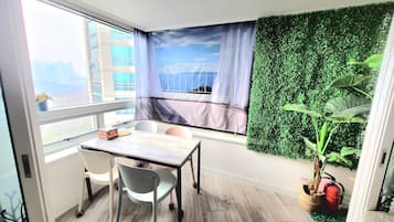 Toetasjesleilighet – royal, 2 soverom, utsikt mot innsjø, ved innsjø | Terrasse/patio