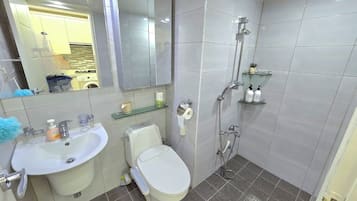 Standard Apartment | Bathroom | Shower, free toiletries, hair dryer, slippers