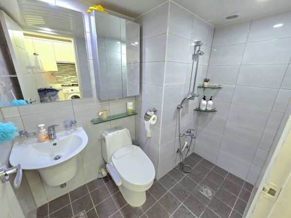 Gallery-Maisonette, Seeseite | Badezimmer | Dusche, kostenlose Toilettenartikel, Haartrockner, Hausschuhe