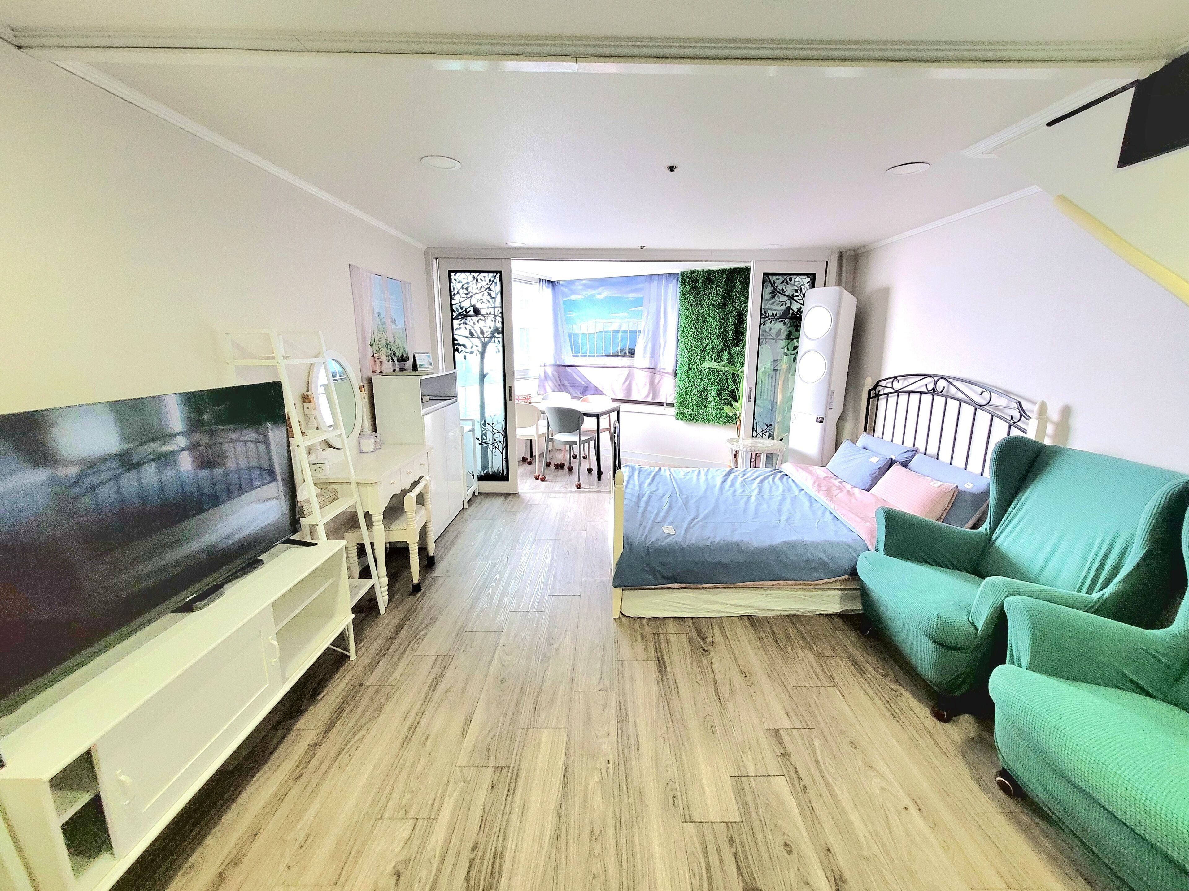 Royal-paritalo, 2 makuuhuonetta, järvinäköala, järven rannalla | 1 makuuhuone, ylelliset vuodevaatteet, untuvapeitot