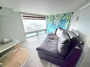 Dupleks Royal, 2 kamar tidur, pemandangan danau, tepi danau | Area keluarga | Televisi layar datar 42-inci dengan saluran TV digital dan TV