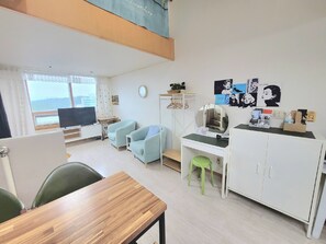 Dupleks Desain, pemandangan gunung, tepi danau | Area keluarga | Televisi layar datar 42-inci dengan saluran TV digital dan TV