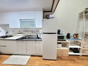 Réfrigérateur, micro-ondes, cuiseur de riz