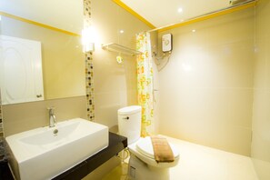 Douche, articles de toilette gratuits, serviettes fournies
