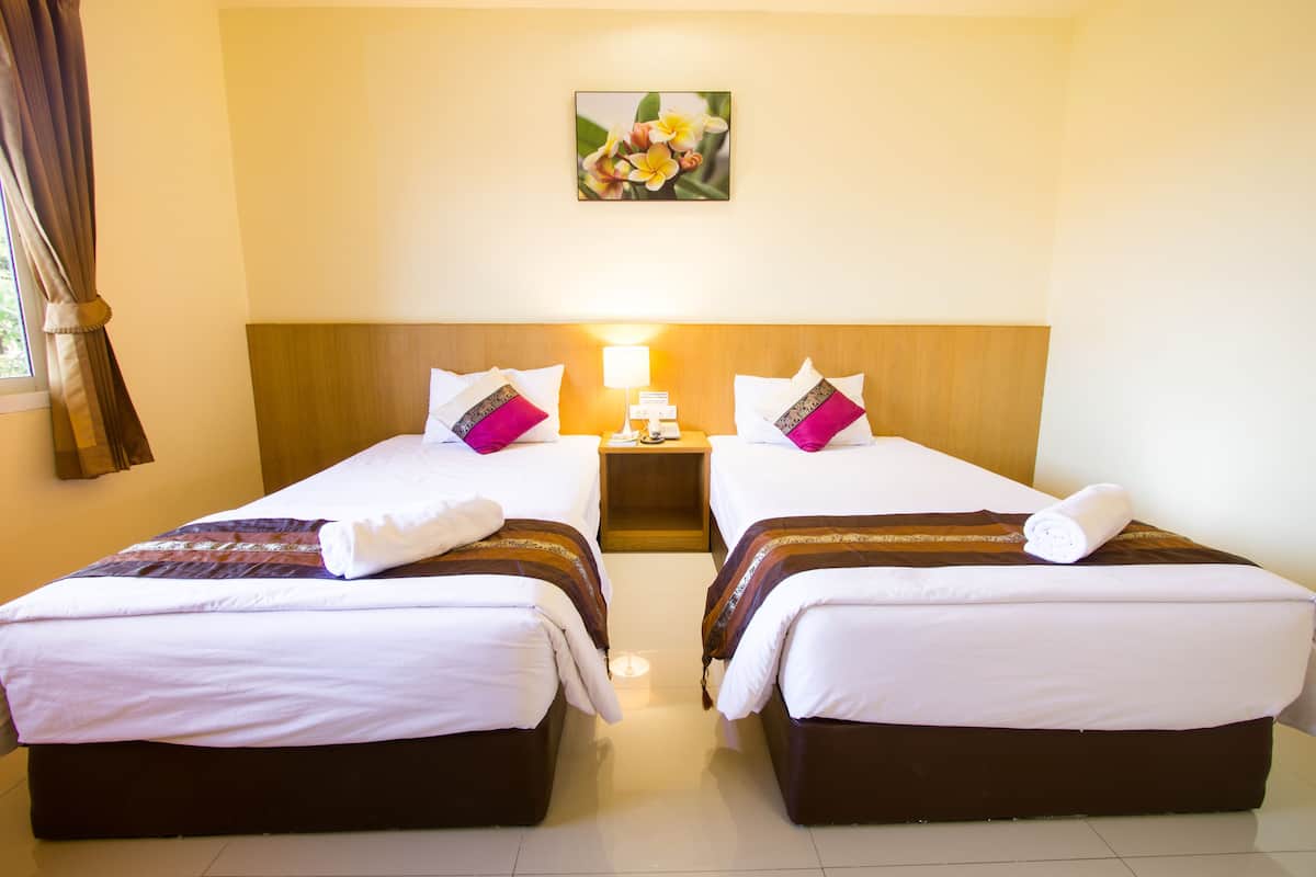Standard Twin Room | Minibar, desk, WiFi (free), bed sheets