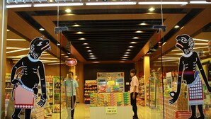 Gift shop - The Lephant Hotel (Phunphin)