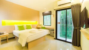 Minibar, desk, WiFi (free), bed sheets - The Lephant Hotel (Phunphin)