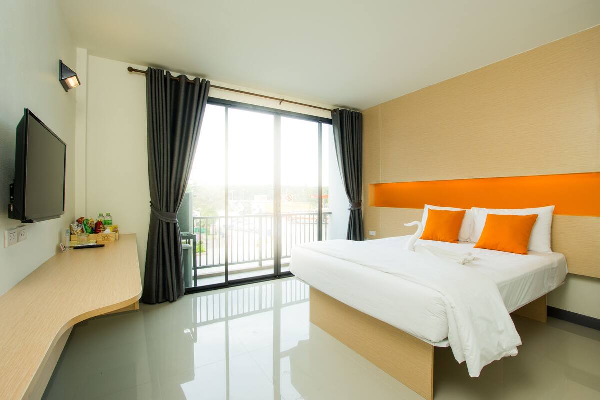 Minibar, desk, WiFi (free), bed sheets