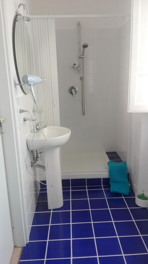 Shower, free toiletries, towels, shampoo