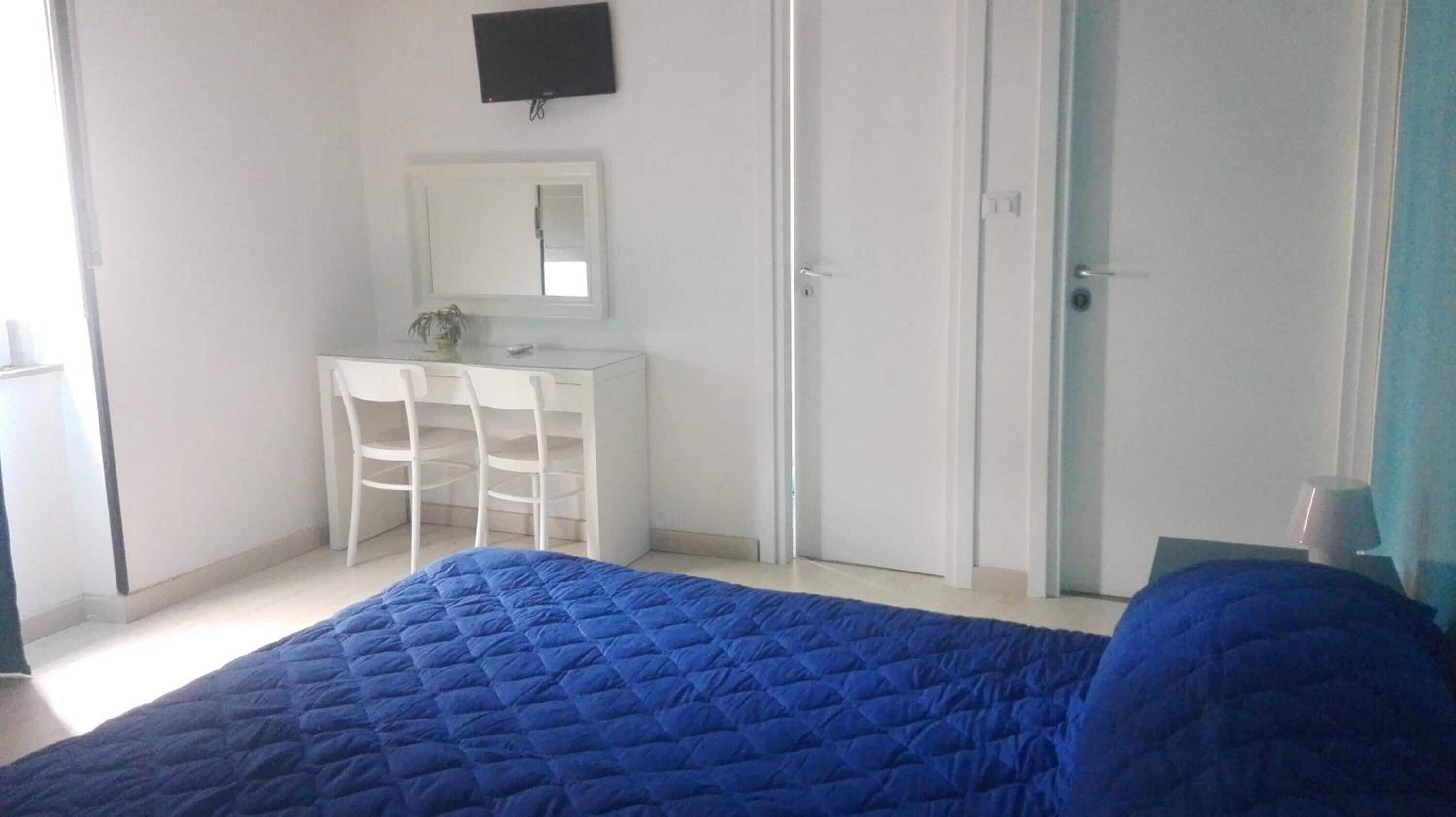 Bureau, fer et planche à repasser, Wi-Fi gratuit, draps fournis