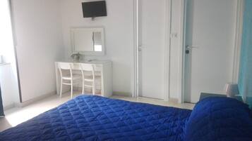 Bureau, fer et planche à repasser, Wi-Fi gratuit, draps fournis