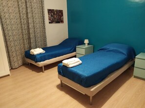 Bureau, fer et planche à repasser, Wi-Fi gratuit, draps fournis