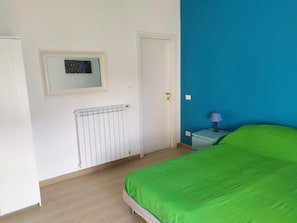 Escritorio, tabla de planchar con plancha, wifi gratis y ropa de cama 