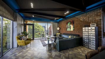 Penthouse Eksklusif, 2 kamar tidur, pemandangan kota | Ruang keluarga | Televisi LED 60-inci dengan saluran TV satelit, TV, dan Netflix