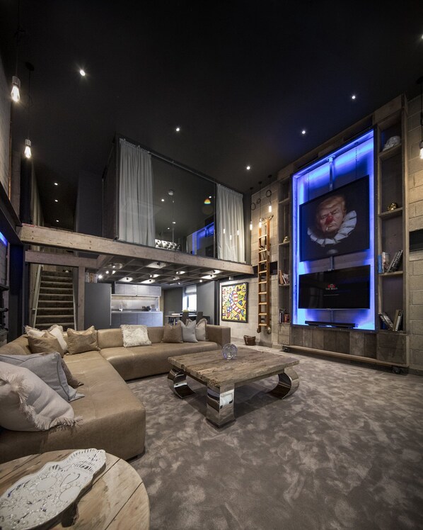 Liberty - One Bedroom Duplex Apartment With Balcony | Lounge