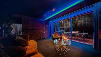 Hosanna - One Bedroom Hot Tub Apartment with Steam Room and Outdoor Fire Pit | Area keluarga | Televisi LED 60-inci dengan saluran TV satelit, TV, dan Netflix