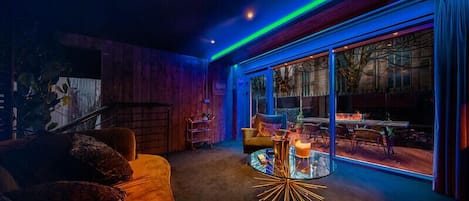 Hosanna - One Bedroom Hot Tub Apartment with Steam Room and Outdoor Fire Pit | Woonruimte | Een 60-inch ledtelevisie met satellietzenders, een televisie en Netflix