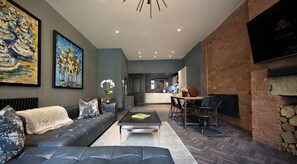 Apartamento de lujo, 2 habitaciones, cocina | Sala de estar | Televisión LED de 60 pulgadas con canales por satélite, una televisión