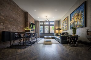 Apartamento de lujo, 2 habitaciones, cocina | Sala de estar | Televisión LED de 60 pulgadas con canales por satélite, una televisión