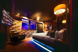 Hosanna - One Bedroom Hot Tub Apartment with Steam Room and Outdoor Fire Pit | Egyptian cotton sheets, premium bedding, pillow-top beds, minibar - The Bells (Leeds)