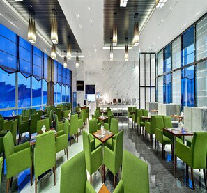 供应早餐、午餐和晚餐