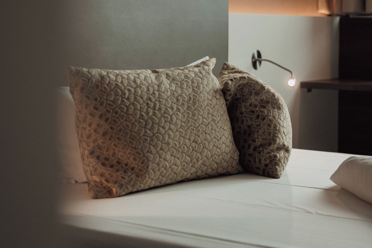 Premium bedding, in-room safe, desk, WiFi (free)