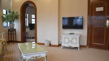 Deluxe King Bed Suite | Desk, blackout drapes, soundproofing, free WiFi