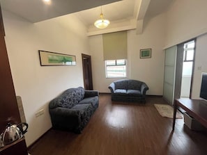 Desk, blackout drapes, soundproofing, free WiFi - Aiqun Hotel Guangzhou - Free shuttle between hotel and Exhibition Center during Canton Fair (Guangzhou)