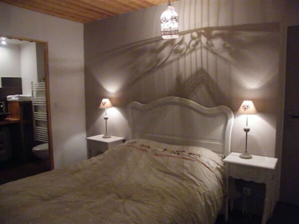 1 bedroom, premium bedding, free cots/infant beds, free WiFi