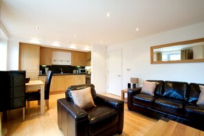 アパートメント 2 ベッドルーム | リビング エリア | 30 インチの薄型テレビ (衛星放送視聴可)、テレビ、DVD プレーヤー