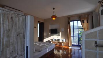 Escritorio, cortinas blackout y sistema de insonorización