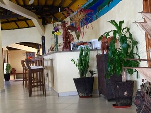Bar (on property) - Oasis Lodge (Fenoarivo Atsinanana)