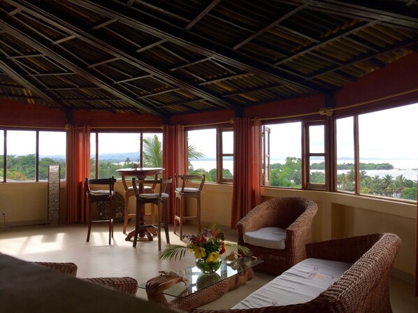 Deluxe Bungalow | Living area - Oasis Lodge (Fenoarivo Atsinanana)