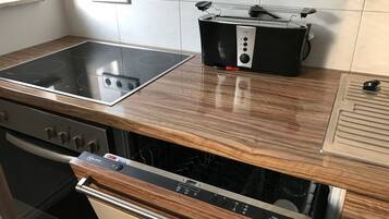 Kühlschrank, Herdplatte, Wasserkocher mit Kaffee-/Teezubehör
